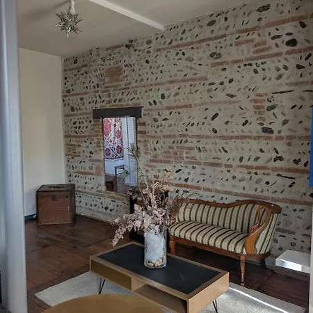 Apartment Charming 2-bedroom, Near Center *