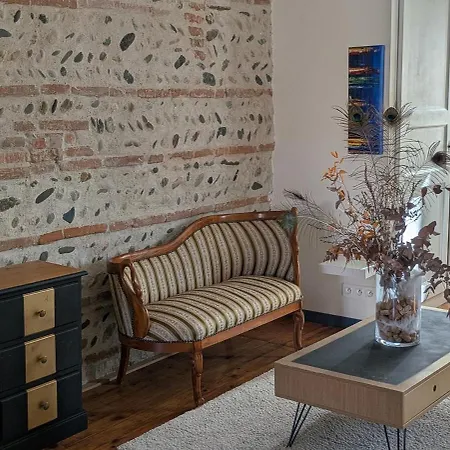 Apartment Charming 2-bedroom, Near Center