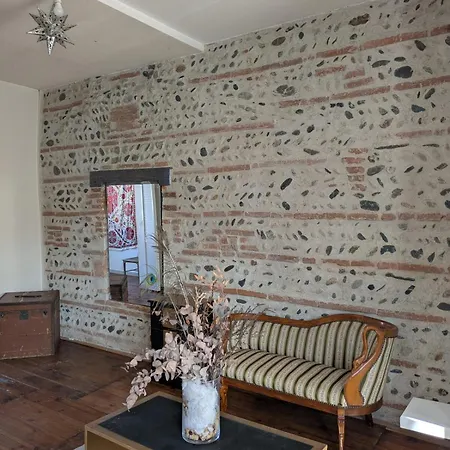 Charming 2-bedroom, Near Center Apartment
